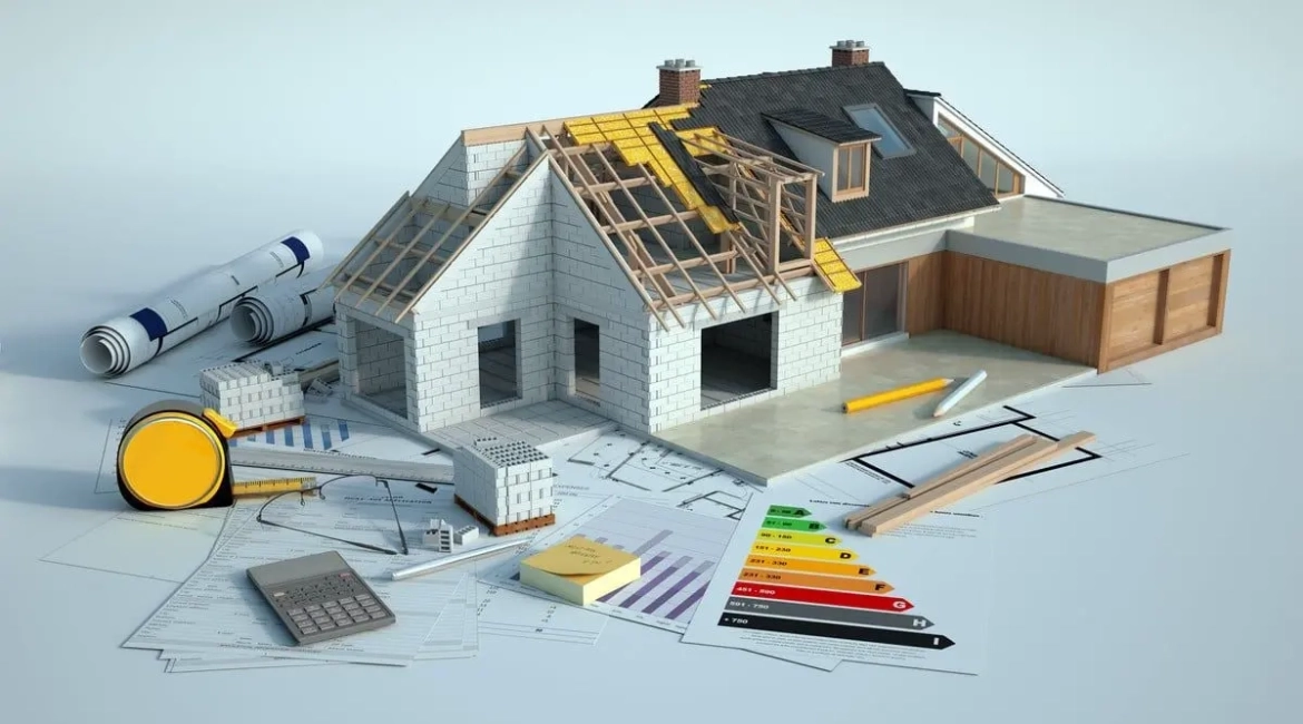 Maison en construction avec plans et outils d’architecte.